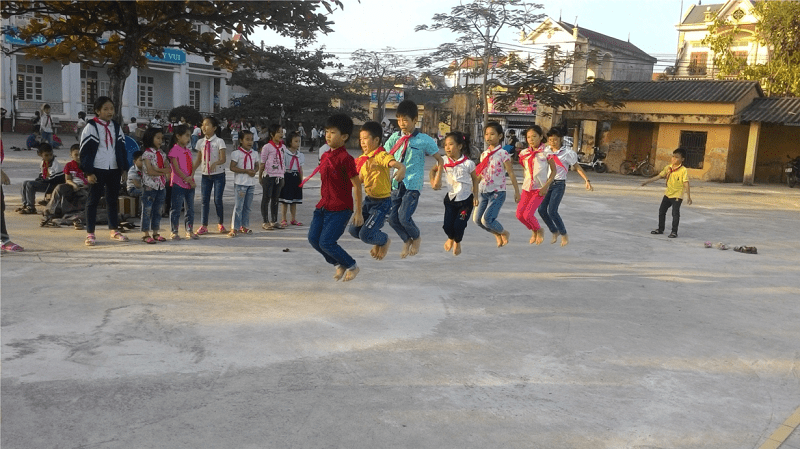 Nhiều trẻ cùng nhảy dây Nhiều trẻ cùng nhảy dây