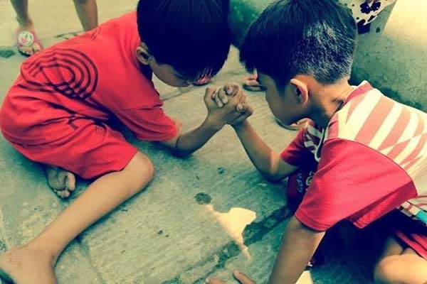 Cách chơi trò chơi vật tay cho trẻ em Cách chơi trò chơi vật tay cho trẻ em