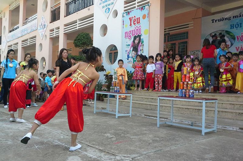 Cần có không gian đủ rộng để tố chức trò chơi ném lon Cần có không gian đủ rộng để tố chức trò chơi ném lon