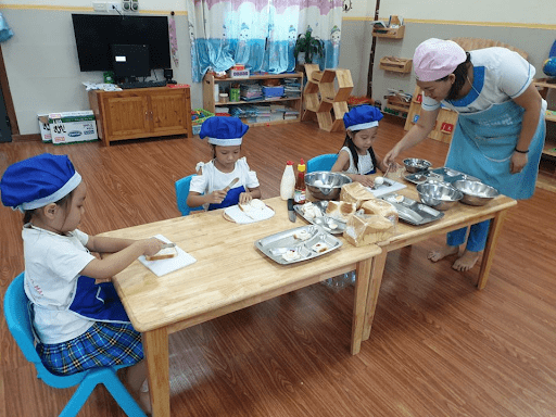 Các con tham gia lớp học nấu ăn tại trường mầm non Sao Mai Các con tham gia lớp học nấu ăn tại trường mầm non Sao Mai