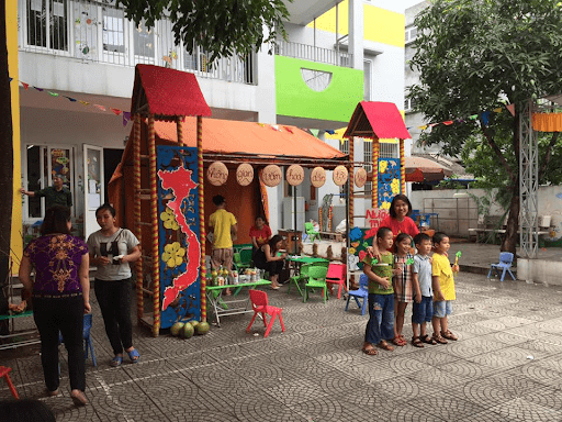 Sân trường rộng rãi, có thể tổ chức các hội chợ cho các con Sân trường rộng rãi, có thể tổ chức các hội chợ cho các con
