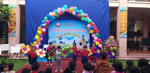 Các con tham gia chương trình “Ngày hội sắc màu - Bé yêu cô” Các con tham gia chương trình “Ngày hội sắc màu - Bé yêu cô”