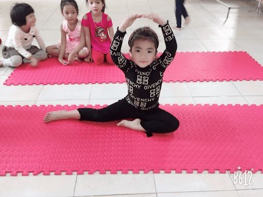 Các bé tập Yoga Các bé tập Yoga