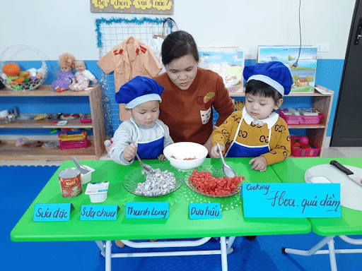 Học sinh trường mầm non Bright Way trong tiết học thực hành làm món Hoa quả dầm Học sinh trường mầm non Bright Way trong tiết học thực hành làm món Hoa quả dầm