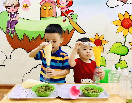 Các bé được thực hành làm giá đỗ Các bé được thực hành làm giá đỗ