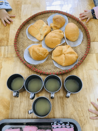 Những chiếc bánh mỳ do các học sinh trường mầm non Làng Hạnh Phúc tự tay nặn Những chiếc bánh mỳ do các học sinh trường mầm non Làng Hạnh Phúc tự tay nặn