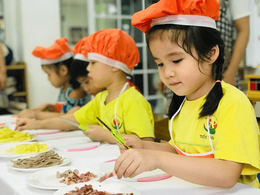 Học sinh trường mầm non Tuổi thần tiên làm món Salad Nga Học sinh trường mầm non Tuổi thần tiên làm món Salad Nga