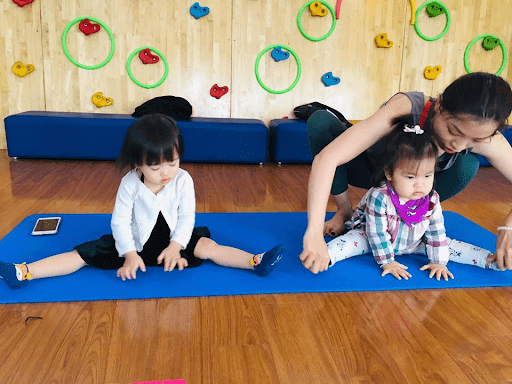 Các con được cô giáo dạy học Yoga Các con được cô giáo dạy học Yoga
