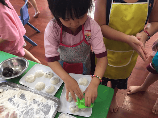 Học sinh trường mầm non Sunrise tự tay làm bánh trung thu Học sinh trường mầm non Sunrise tự tay làm bánh trung thu