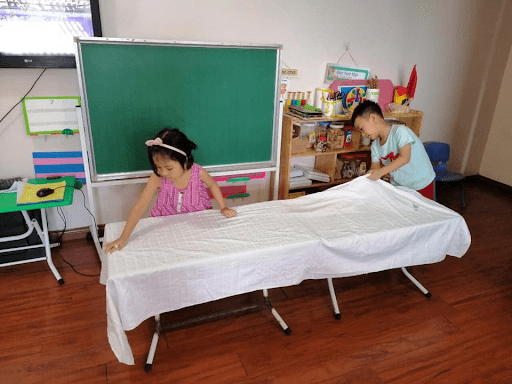 Các con tự trải khăn lên bàn trước bữa ăn Các con tự trải khăn lên bàn trước bữa ăn
