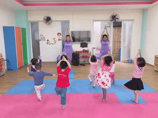 Một tiết học Yoga của trường mầm non Ngoại giao Một tiết học Yoga của trường mầm non Ngoại giao