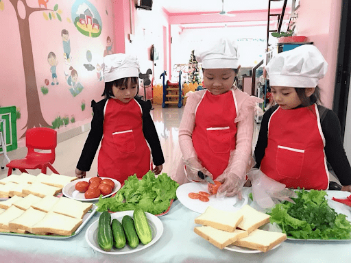 Các bé trường mầm non Vietkids thực hành làm đầu bếp Các bé trường mầm non Vietkids thực hành làm đầu bếp