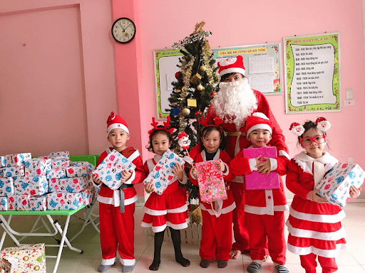 Học sinh trường mầm non Vietkids nhận quà Giáng sinh năm 2019 Học sinh trường mầm non Vietkids nhận quà Giáng sinh năm 2019