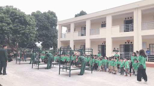 Các bé đi giao lưu với các cô chú bộ đội tại Lữ đoàn thông tin nhân ngày 22/12 Các bé đi giao lưu với các cô chú bộ đội tại Lữ đoàn thông tin nhân ngày 22/12