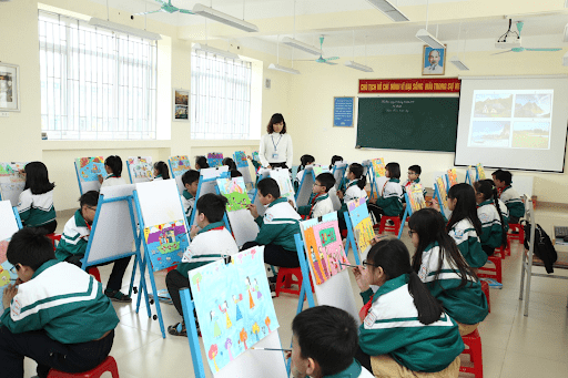Lớp học mỹ thuật rộng rãi của nhà trường Lớp học mỹ thuật rộng rãi của nhà trường