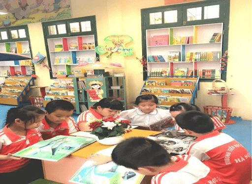 Thư viện của trường với hàng trăm đầu sách khác nhau Thư viện của trường với hàng trăm đầu sách khác nhau