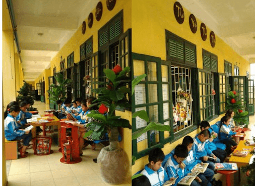 Cảnh quan bên ngoài lớp học của nhà trường Cảnh quan bên ngoài lớp học của nhà trường