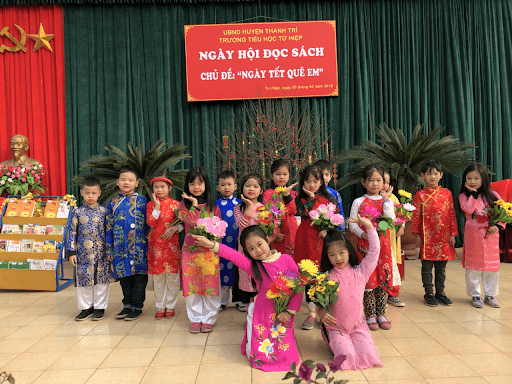 Tiết mục văn nghệ trong Ngày hội đọc sách của trường tiểu học Tứ Hiệp Tiết mục văn nghệ trong Ngày hội đọc sách của trường tiểu học Tứ Hiệp