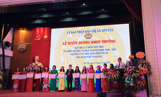 Đội ngũ giáo viên nhà trường nhận bằng khen cho danh hiệu Tập thể Lao động xuất sắc Đội ngũ giáo viên nhà trường nhận bằng khen cho danh hiệu Tập thể Lao động xuất sắc