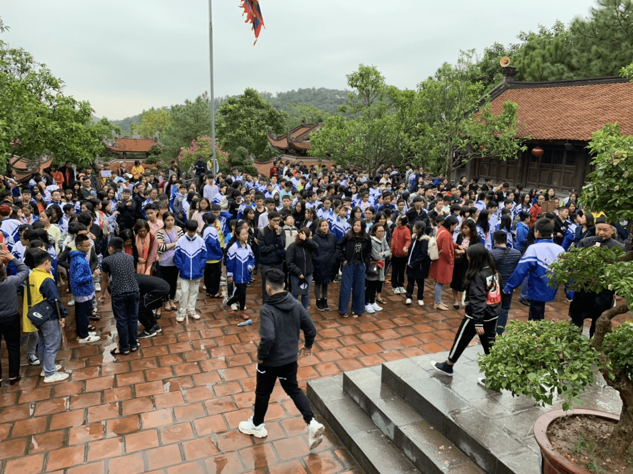 Học sinh trường THCS Minh Khai dâng hương tại đền thờ Chu Văn An Học sinh trường THCS Minh Khai dâng hương tại đền thờ Chu Văn An