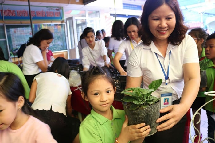 Học sinh trường tiểu học thị trấn Phùng tham gia hoạt động bảo vệ môi trường Học sinh trường tiểu học thị trấn Phùng tham gia hoạt động bảo vệ môi trường