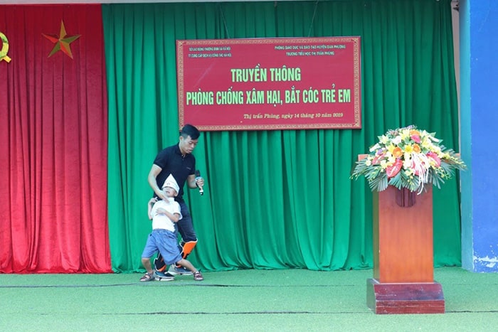 Nhà trường tổ chức truyền thông phòng chống xâm hại, bắt cóc trẻ em Nhà trường tổ chức truyền thông phòng chống xâm hại, bắt cóc trẻ em