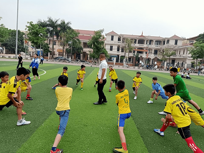 Học sinh nhà trường được tham gia giao hữu bóng đá Học sinh nhà trường được tham gia giao hữu bóng đá