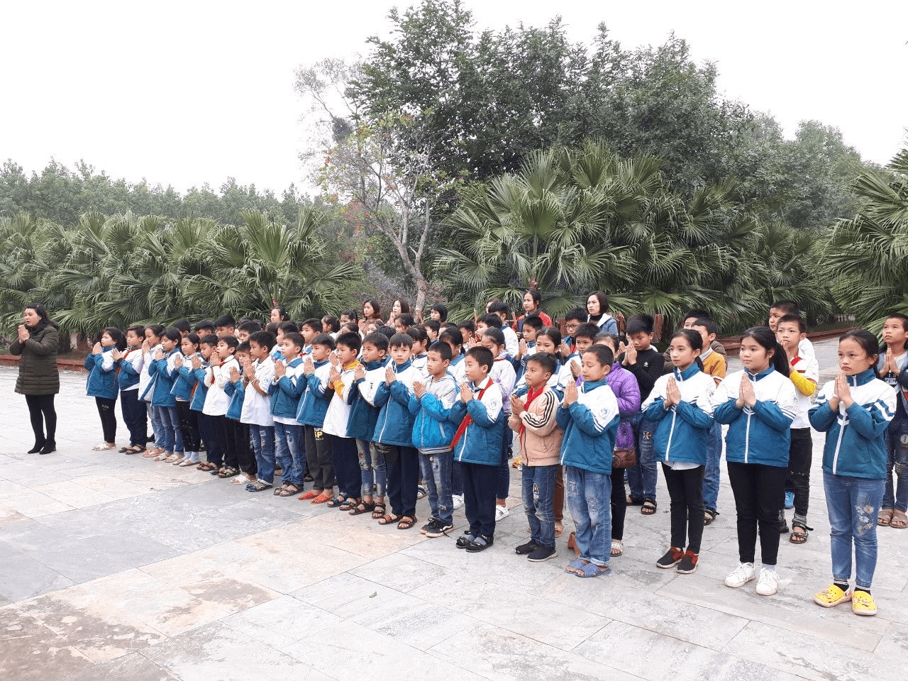Học sinh trường tiểu học Minh Quang B dâng hương tại nghĩa trang liệt sĩ Đá Chông Học sinh trường tiểu học Minh Quang B dâng hương tại nghĩa trang liệt sĩ Đá Chông
