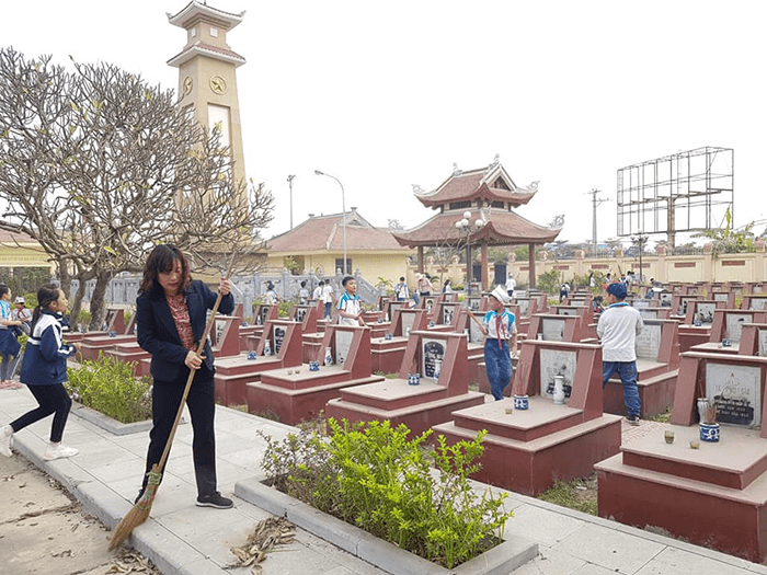 Hoạt động ý nghĩa của cô trò trường tiểu học Di trạch tại nghĩa trang Liệt sĩ xã Kim Chung Hoạt động ý nghĩa của cô trò trường tiểu học Di trạch tại nghĩa trang Liệt sĩ xã Kim Chung