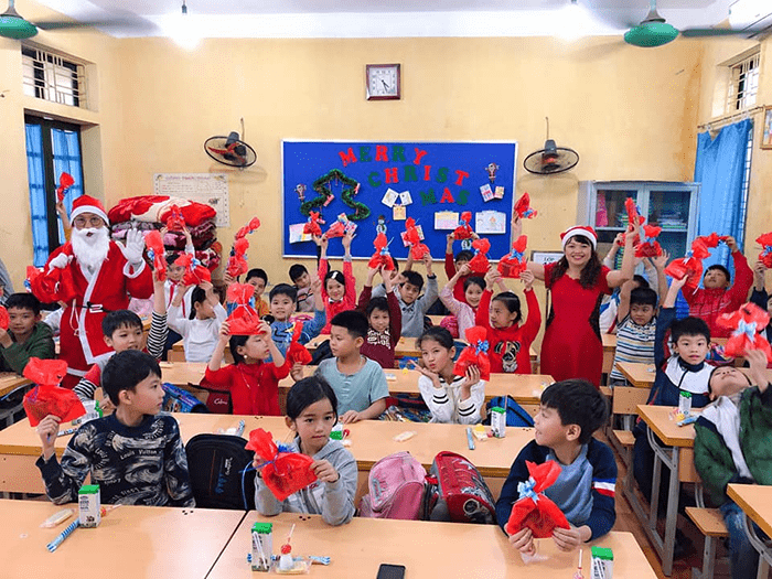 Nhà trường tổ chức tặng quà cho các em học sinh nhân dịp Giáng sinh Nhà trường tổ chức tặng quà cho các em học sinh nhân dịp Giáng sinh