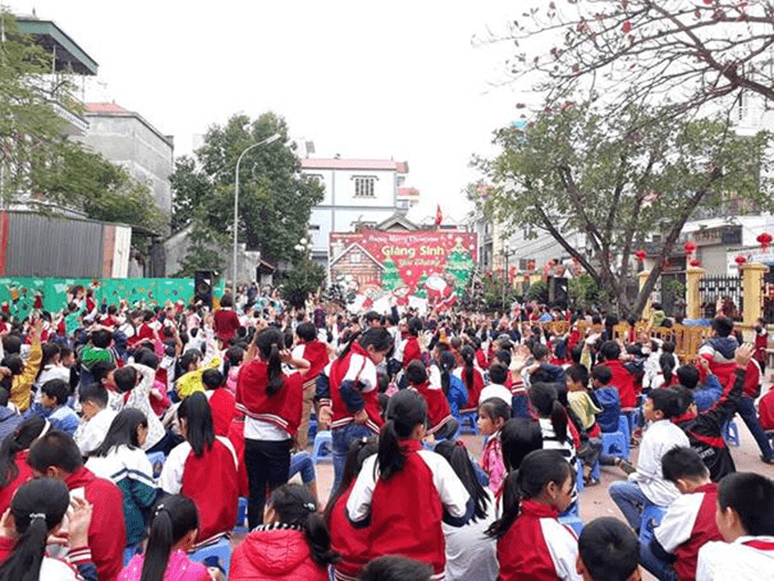 Nhà trường tổ chức lễ giáng sinh cho các em học sinh Nhà trường tổ chức lễ giáng sinh cho các em học sinh