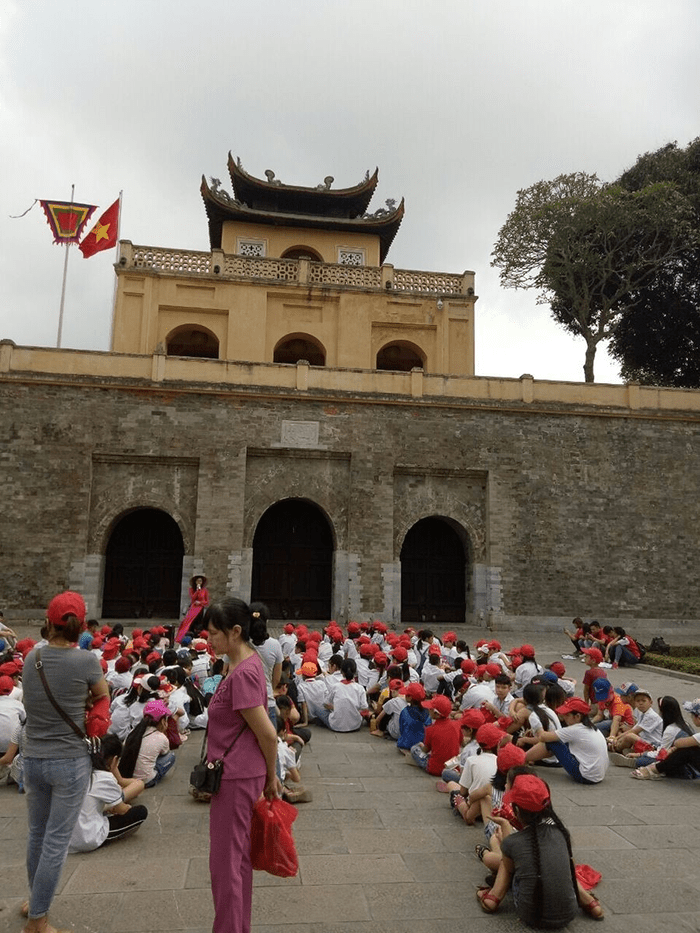 Các em học sinh đi tham quan Hoàng thành Thăng Long Các em học sinh đi tham quan Hoàng thành Thăng Long