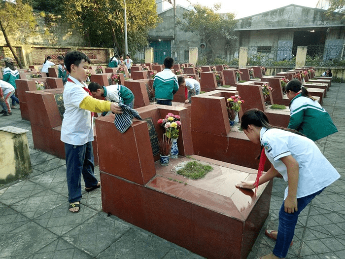 Các em thực hiện làm vệ sinh mộ liệt sĩ tại nghĩa trang liệt sĩ của địa phương Các em thực hiện làm vệ sinh mộ liệt sĩ tại nghĩa trang liệt sĩ của địa phương