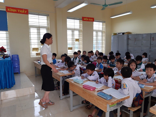 Cô và trò trường tiểu học Chúc Sơn B Trường tiểu học Chúc Sơn B