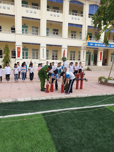 Học sinh nhà trường được tập huấn phòng chống cháy nổ Trường tiểu học Chúc Sơn B