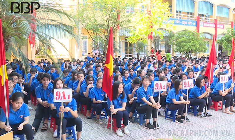 Buổi sinh hoạt dưới cờ của học sinh toàn trường Buổi sinh hoạt dưới cờ của học sinh toàn trường