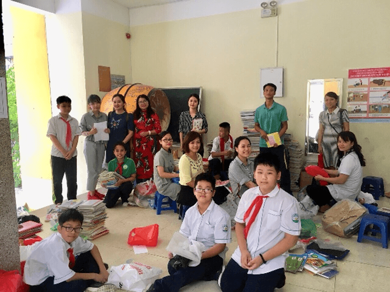 Thầy và trò của trường cũng quyên góp sách vở cũ Thầy và trò của trường cũng quyên góp sách vở cũ