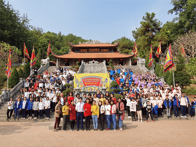 Học sinh nhà trường tham quan tại đền thờ nhà giáo Chu Văn An Học sinh nhà trường tham quan tại đền thờ nhà giáo Chu Văn An