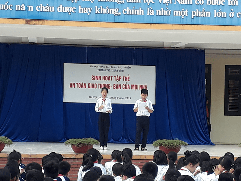 Buổi sinh hoạt tập thể về an toàn giao thông của học sinh trường THCS Xuân Đỉnh Buổi sinh hoạt tập thể về an toàn giao thông của học sinh trường THCS Xuân Đỉnh