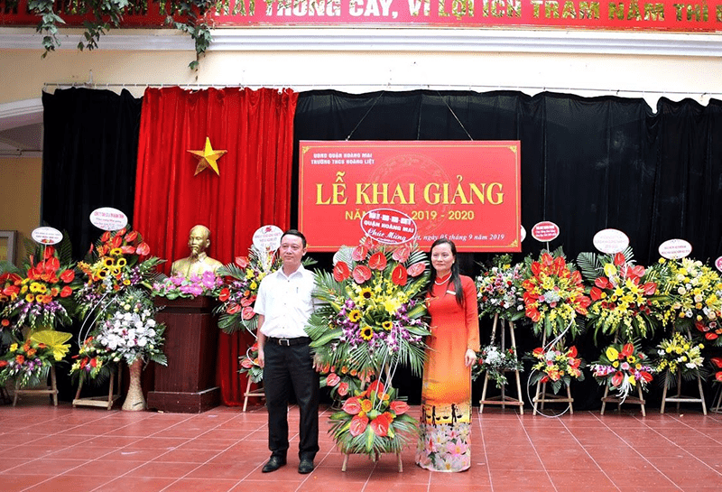 Cô giáo Đặng Thị Thu Hà (bên phải) - hiệu trưởng trường THCS Hoàng Liệt