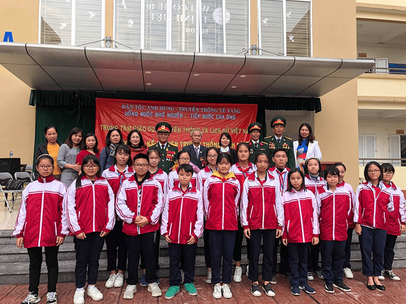 Chương trình giao lưu, kể chuyện về truyền thống lịch sử của các cựu chiến binh với các em học sinh trường THCS Thịnh Liệt