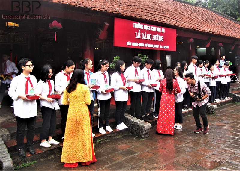 Lễ dâng hương của thầy và trò trường THCS Chu Văn An tại Văn miếu Quốc tử giám Lễ dâng hương của thầy và trò trường THCS Chu Văn An tại Văn miếu Quốc tử giám