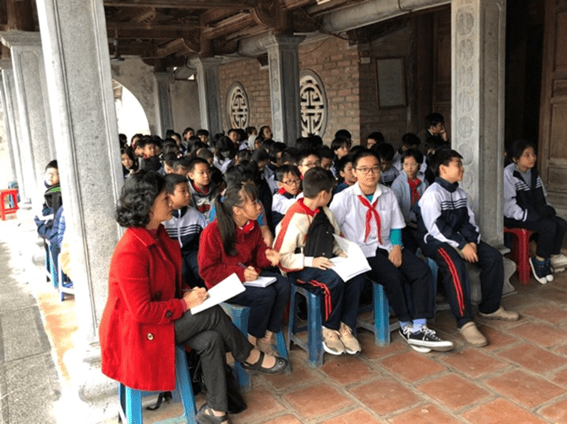 Các em học sinh của trường tham quan di tích lịch sử địa phương Các em học sinh của trường tham quan di tích lịch sử địa phương