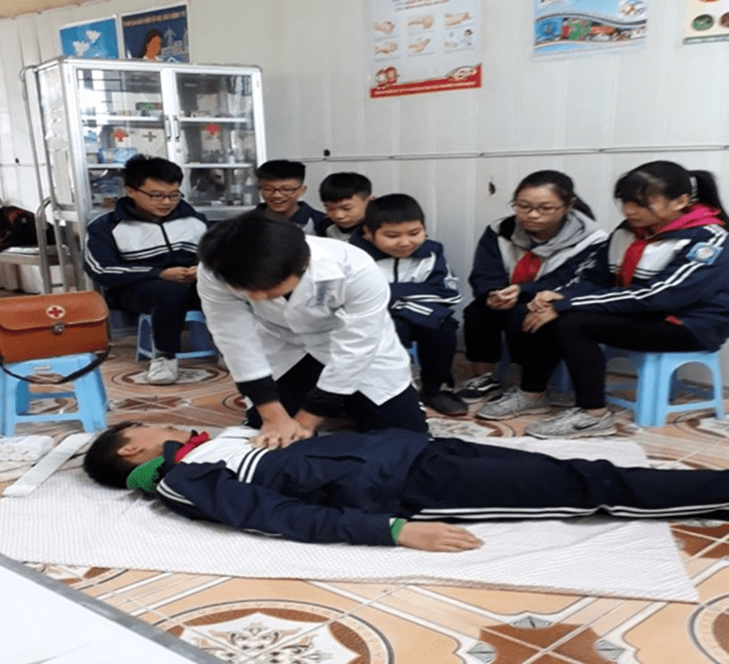 Thực hành tập huấn cách sơ cứu tại phòng y tế của nhà trường Thực hành tập huấn cách sơ cứu tại phòng y tế của nhà trường