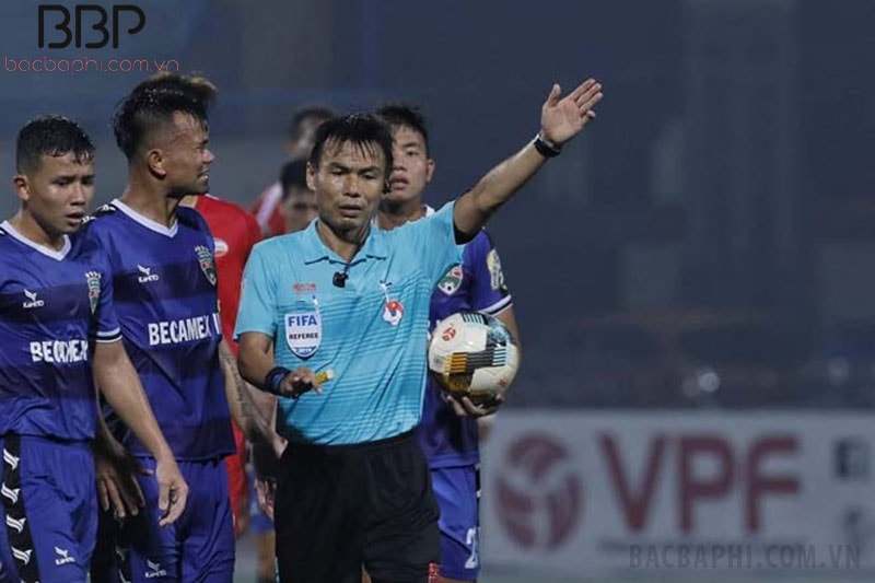 Trọng tài Trương Hồng Vũ "bẻ còi" trận Viettel - Bình Dương Trọng tài Trương Hồng Vũ "bẻ còi" trận Viettel - Bình Dương