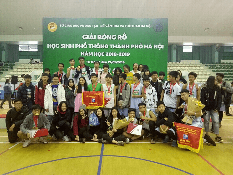 Đội bóng rổ của trường giành cúp vô địch giải bóng rổ thành phố Hà Nội Đội bóng rổ của trường giành cúp vô địch giải bóng rổ thành phố Hà Nội