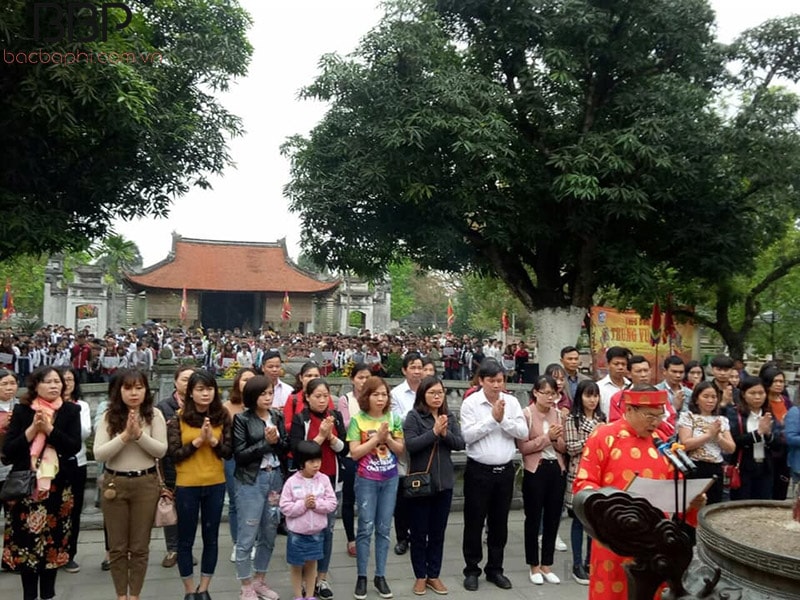 Chuyến tham quan đền thờ Hai Bà Trưng của thầy và trò trường THCS Đại Thịnh Chuyến tham quan đền thờ Hai Bà Trưng của thầy và trò trường THCS Đại Thịnh