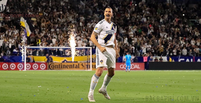 Zlatan Ibrahimovic đã có cú vô lê đẹp mắt Zlatan Ibrahimovic đã có cú vô lê đẹp mắt