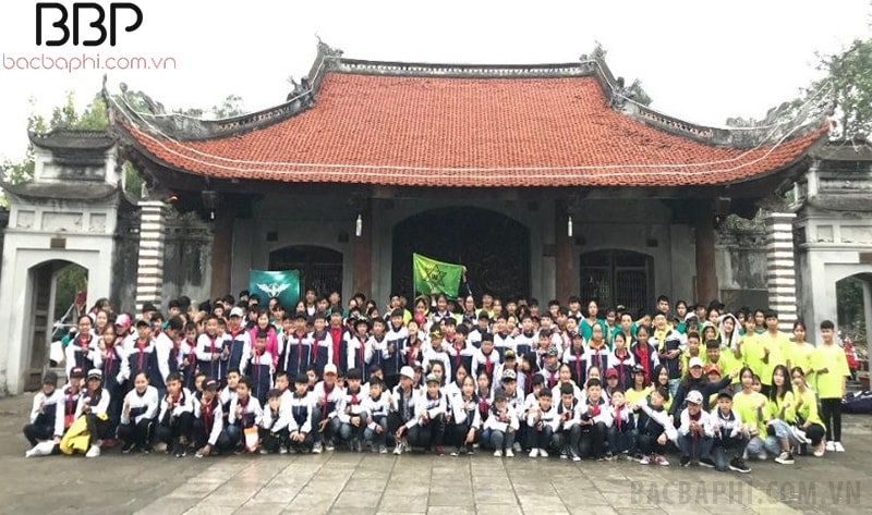 Tập thể học sinh trong nhà trường thăm Đền thờ Hai Bà Trưng Tập thể học sinh trong nhà trường thăm Đền thờ Hai Bà Trưng