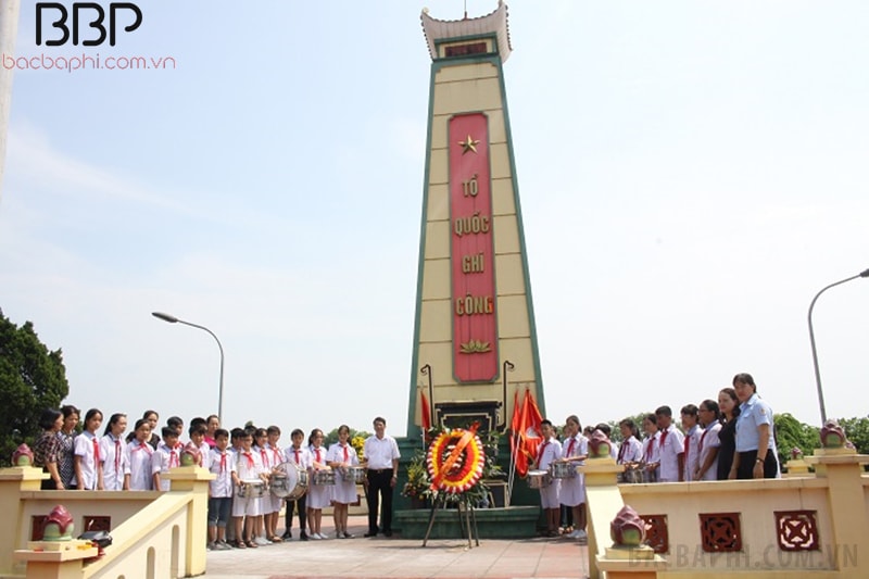 Các em học sinh đến tri ân tại nghĩa trang liệt sĩ địa phương Các em học sinh đến tri ân tại nghĩa trang liệt sĩ địa phương